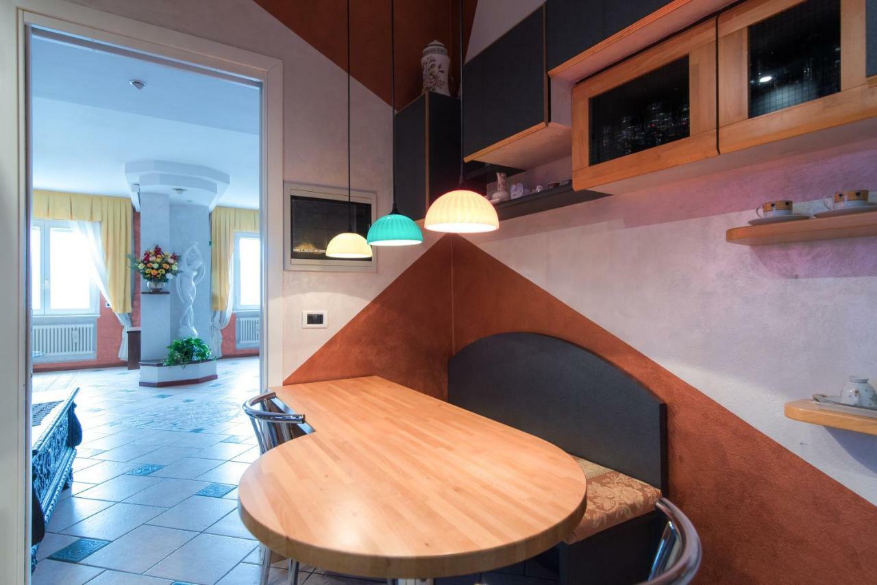 Lo Specchio Sul Lago - The House Of Travelers Como Bagian luar foto