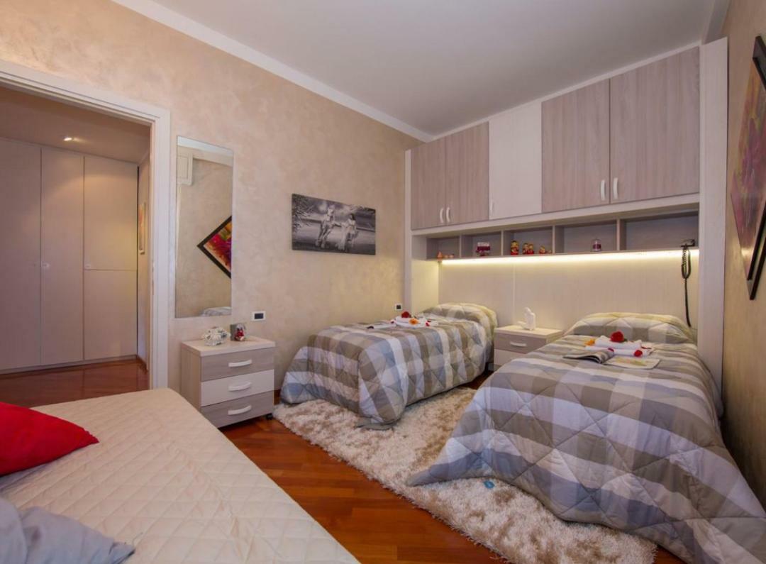 Lo Specchio Sul Lago - The House Of Travelers Como Bagian luar foto