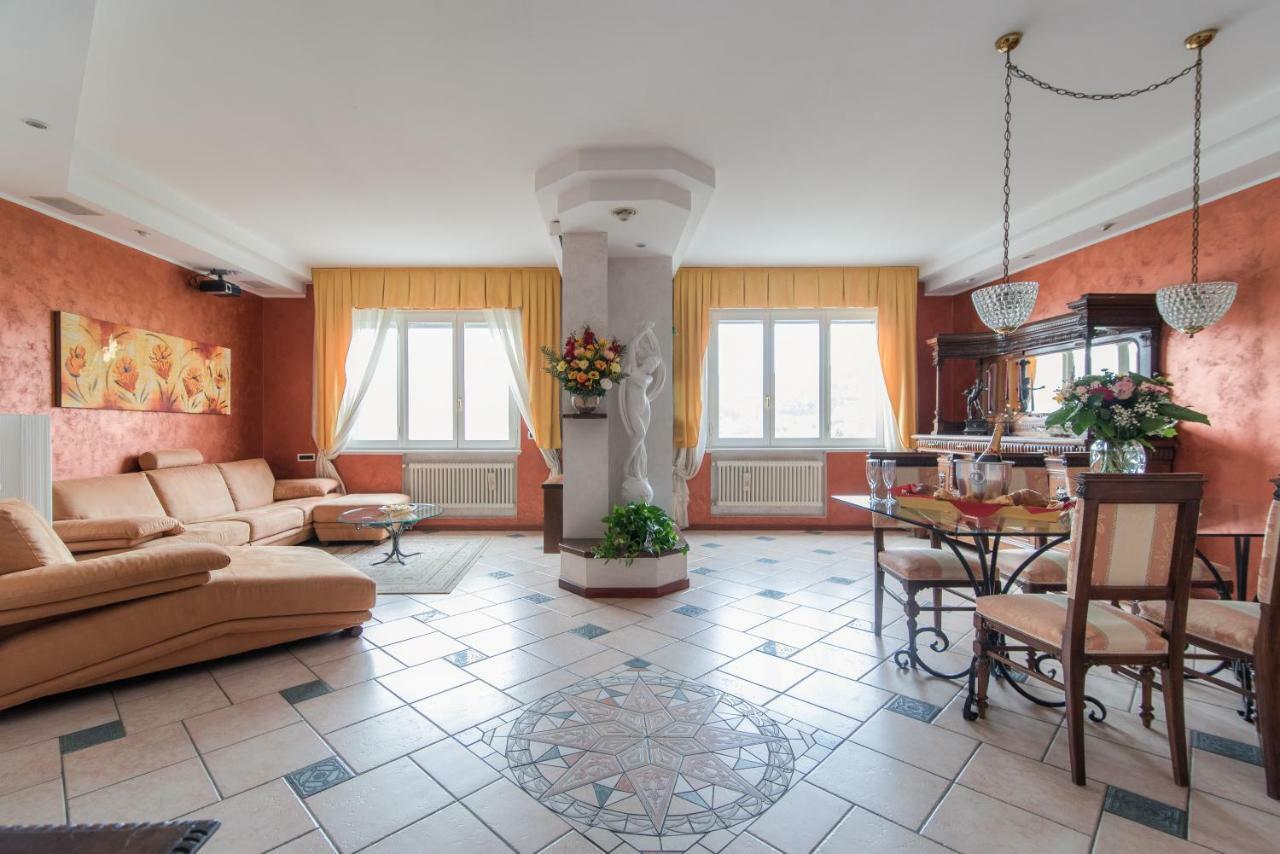 Lo Specchio Sul Lago - The House Of Travelers Como Bagian luar foto