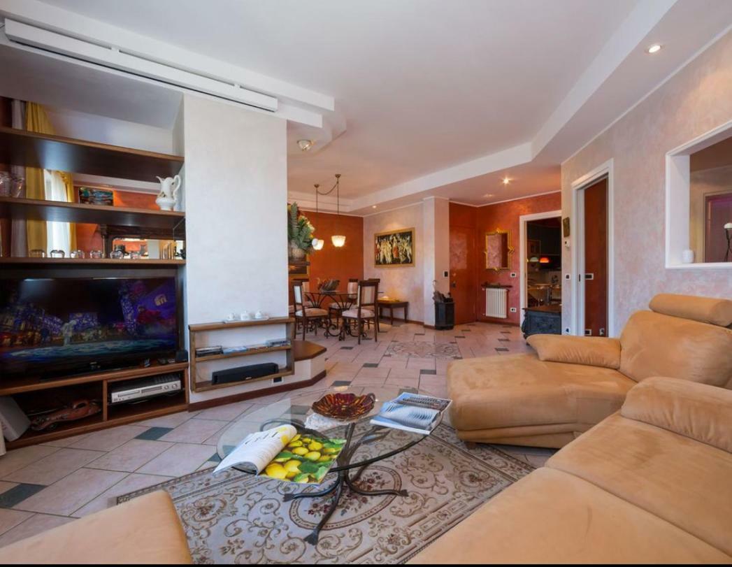 Lo Specchio Sul Lago - The House Of Travelers Como Bagian luar foto