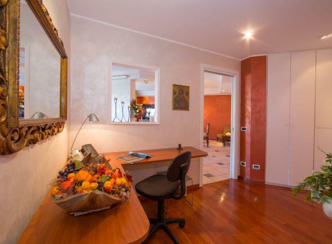 Lo Specchio Sul Lago - The House Of Travelers Como Bagian luar foto