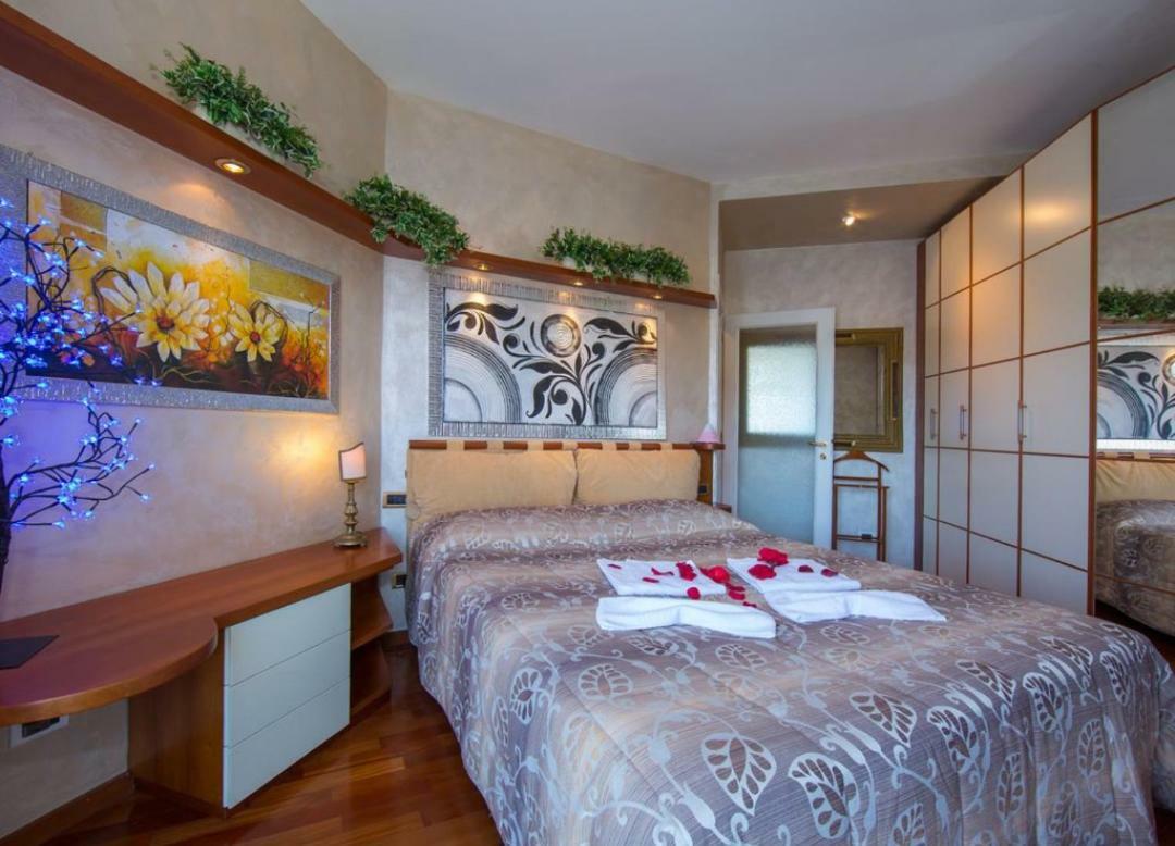 Lo Specchio Sul Lago - The House Of Travelers Como Bagian luar foto
